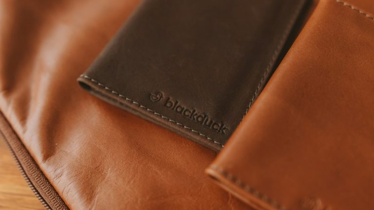 Top Five Essential Features of a Travel Wallet Gear