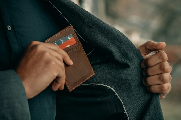 Discover the Benefits of Using a Travel Wallet on Trips